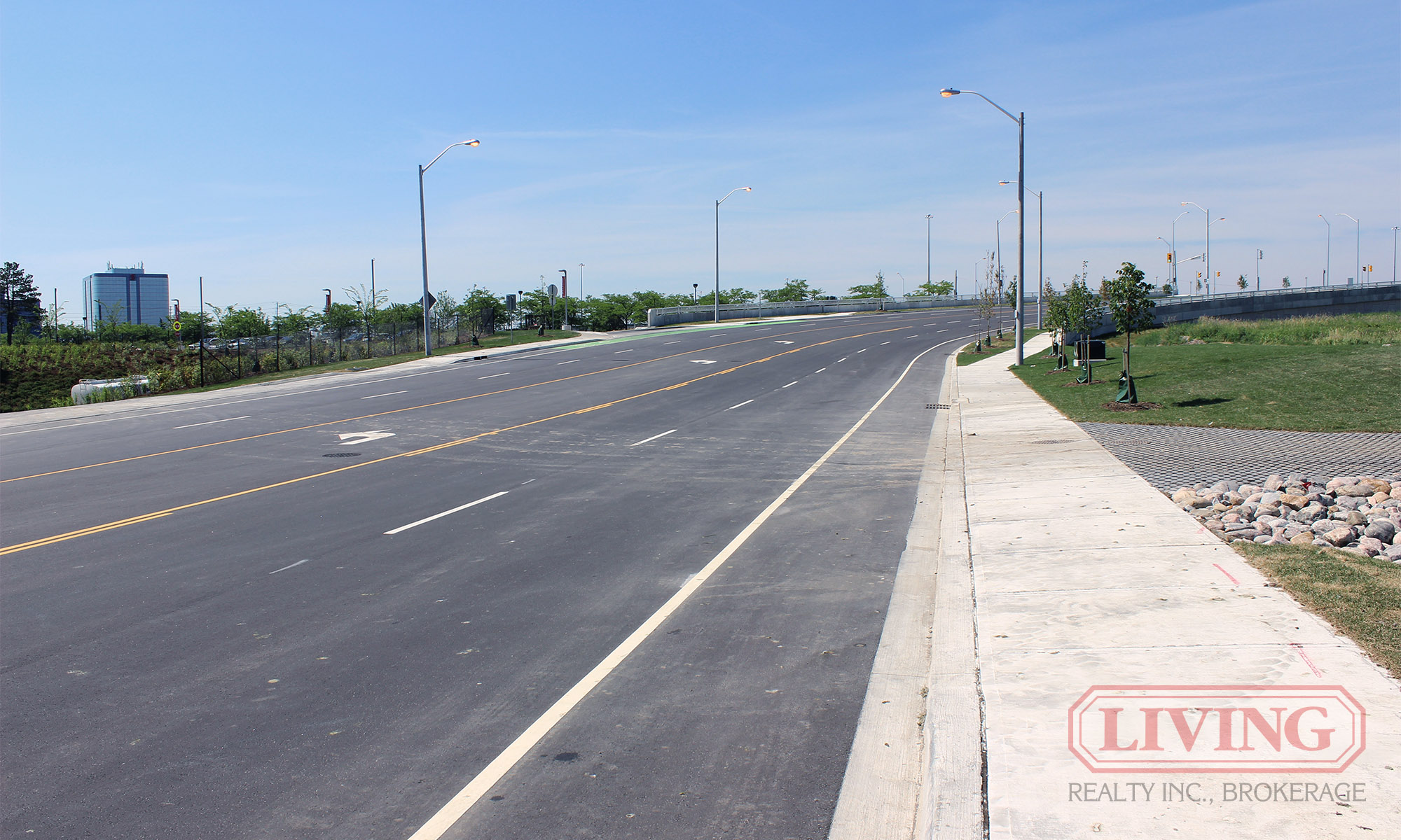 Norman Bethune Avenue, approaching the bridge
